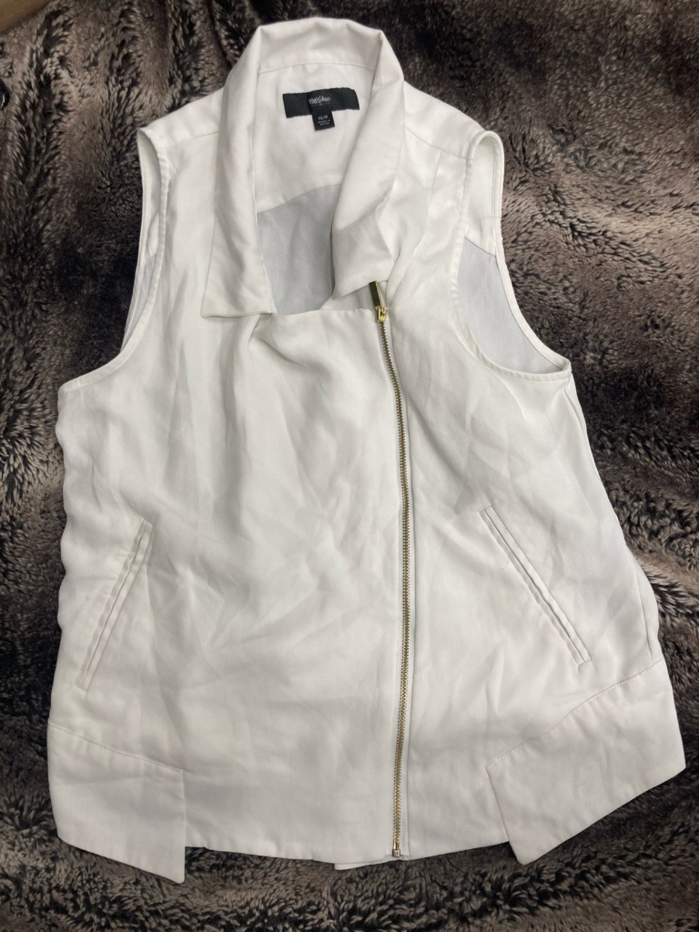 Wilfred Off-White Collared Sleeveless Vest